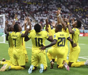 火博娱乐体育 -冲刺阶段体能课后，瓦伦西亚临场应变备战社区盾，气氛紧张，临场指挥获称赞 