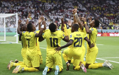 火博娱乐体育 -冲刺阶段体能课后，瓦伦西亚临场应变备战社区盾，气氛紧张，临场指挥获称赞 