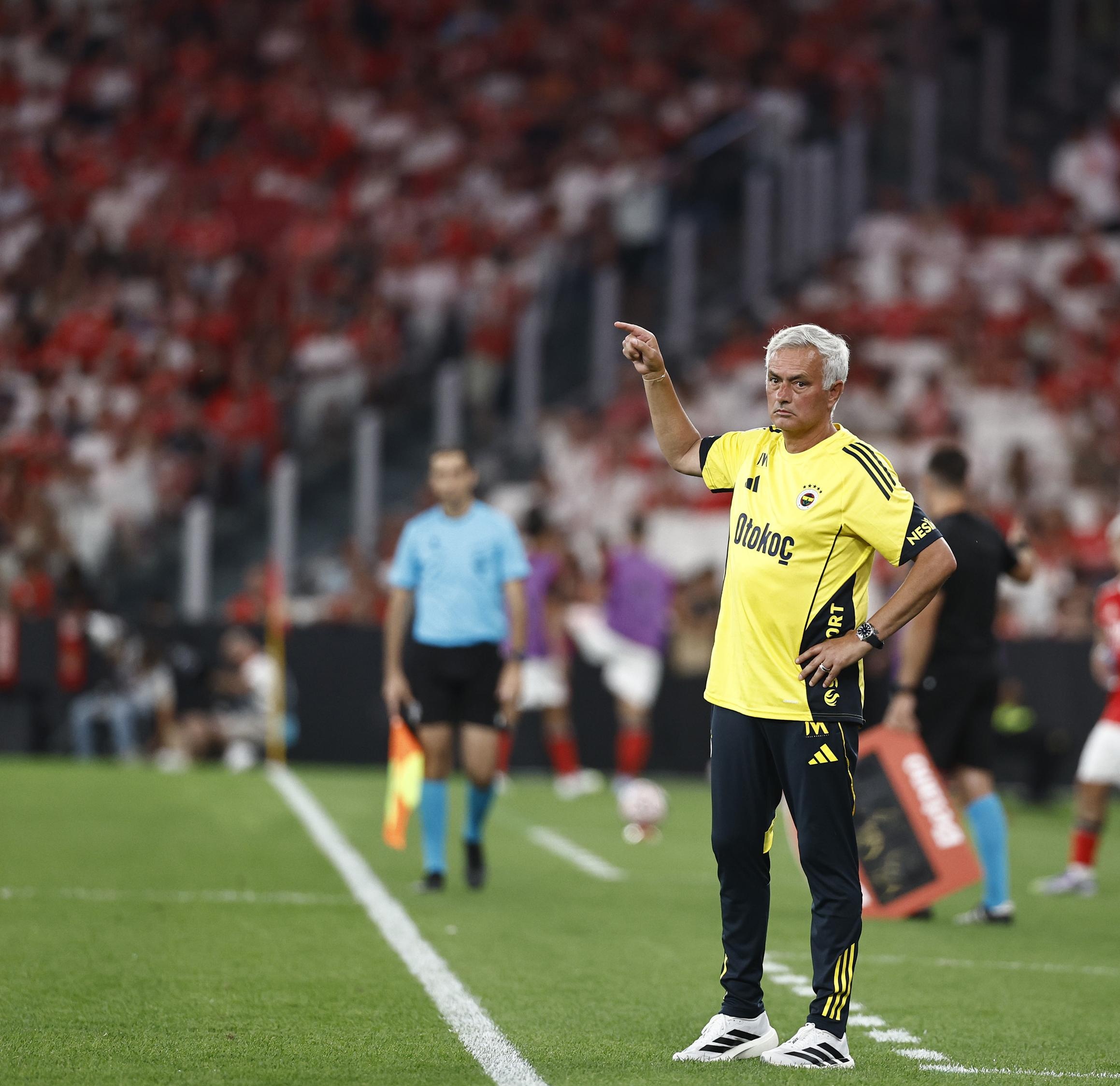 窗口期体能课后，费耶诺德完成体检备战意大利杯，引发热议，临场指挥获称赞(从小事做起主题班会ppt)