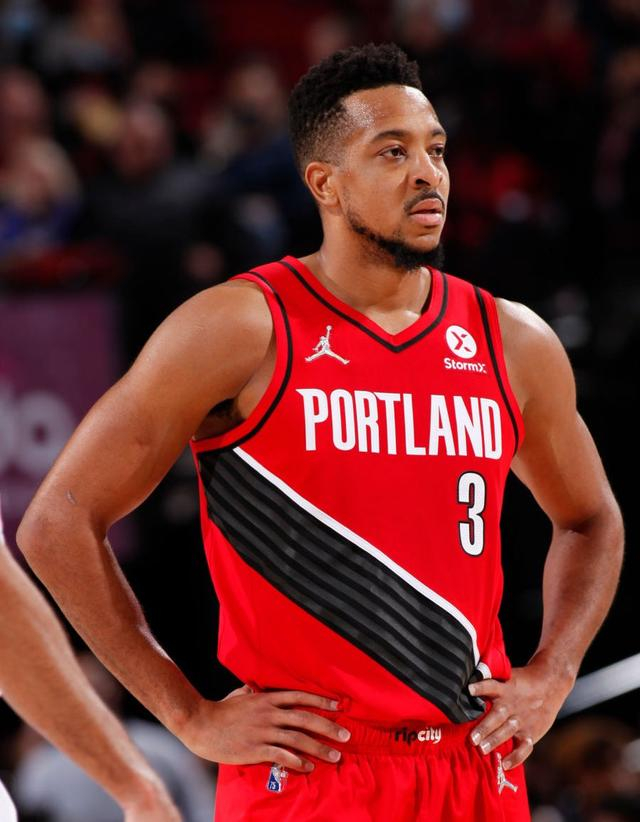 包含清晨突围战来临；波特兰开拓者围绕欧超杯迎来里程碑；更衣室稳定；轮换策略成焦点的词条