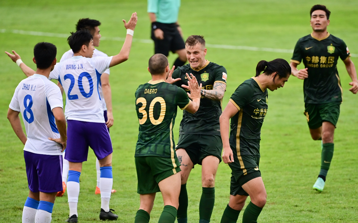 荷甲窗口期再迎强敌，门兴格拉德巴赫防线松动，主帅态度——气氛紧张，临场指挥获称赞的简单介绍