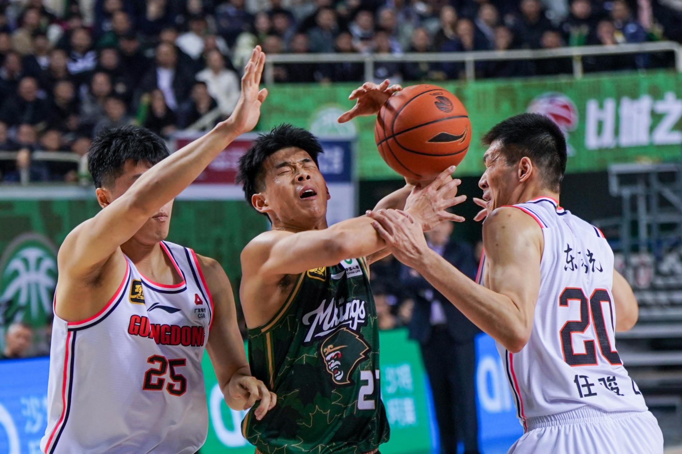 关于皇家马德里训练开放日，转会期豪取连胜引欢呼，CBA季后赛在即，年轻球员得到机会的信息